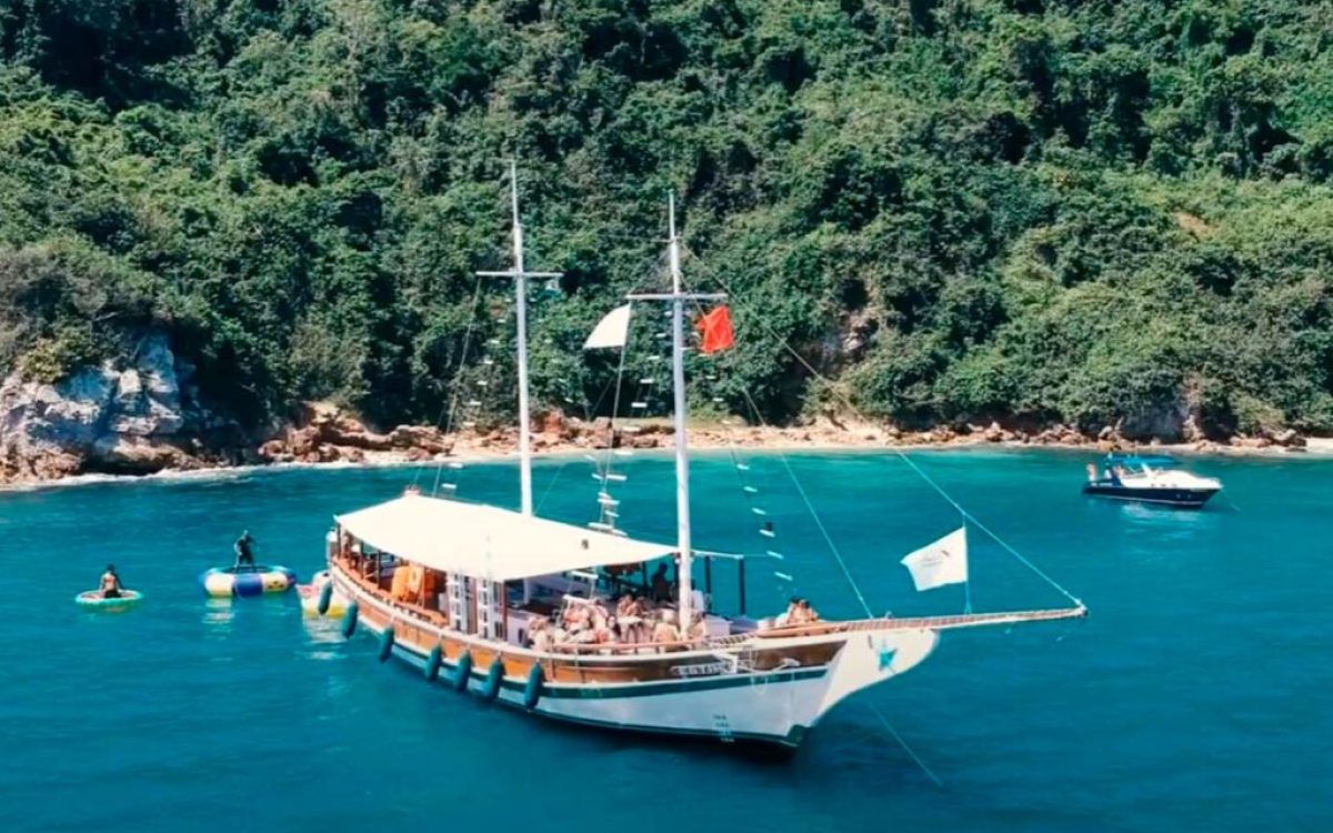 Passeio de Escuna e Barco em Búzios